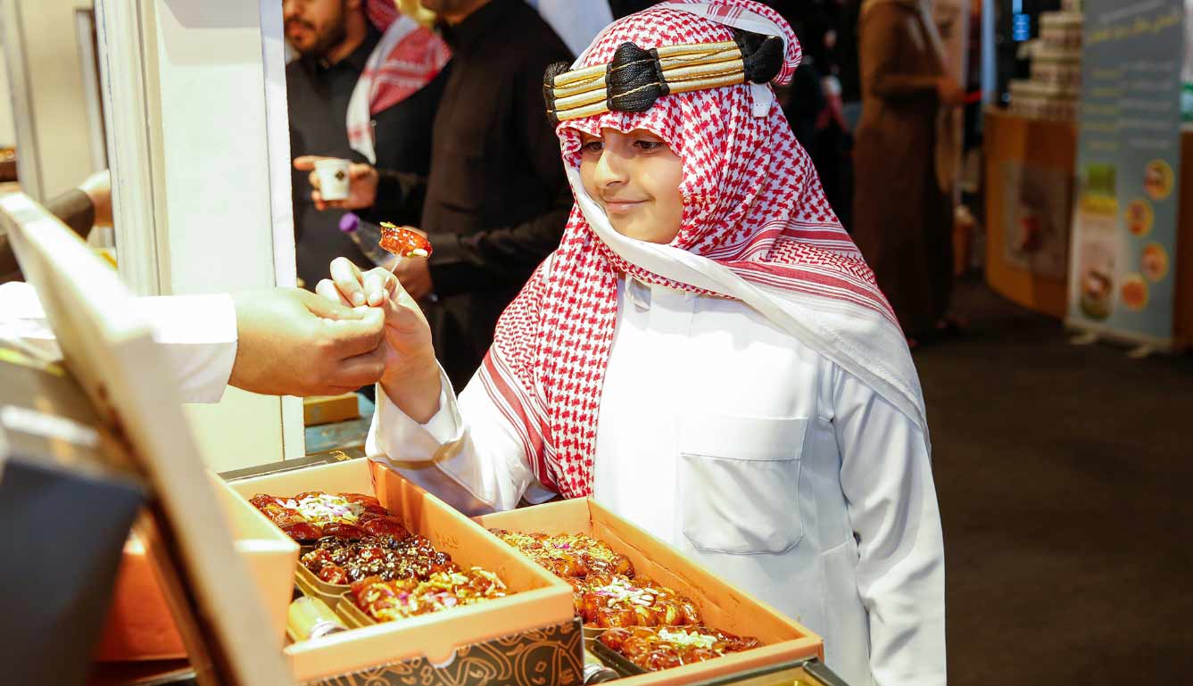 Interactive dishes and the children’s initiative (Our Ahsa is Clean) at the “Al-Ahsa Dates” Festival