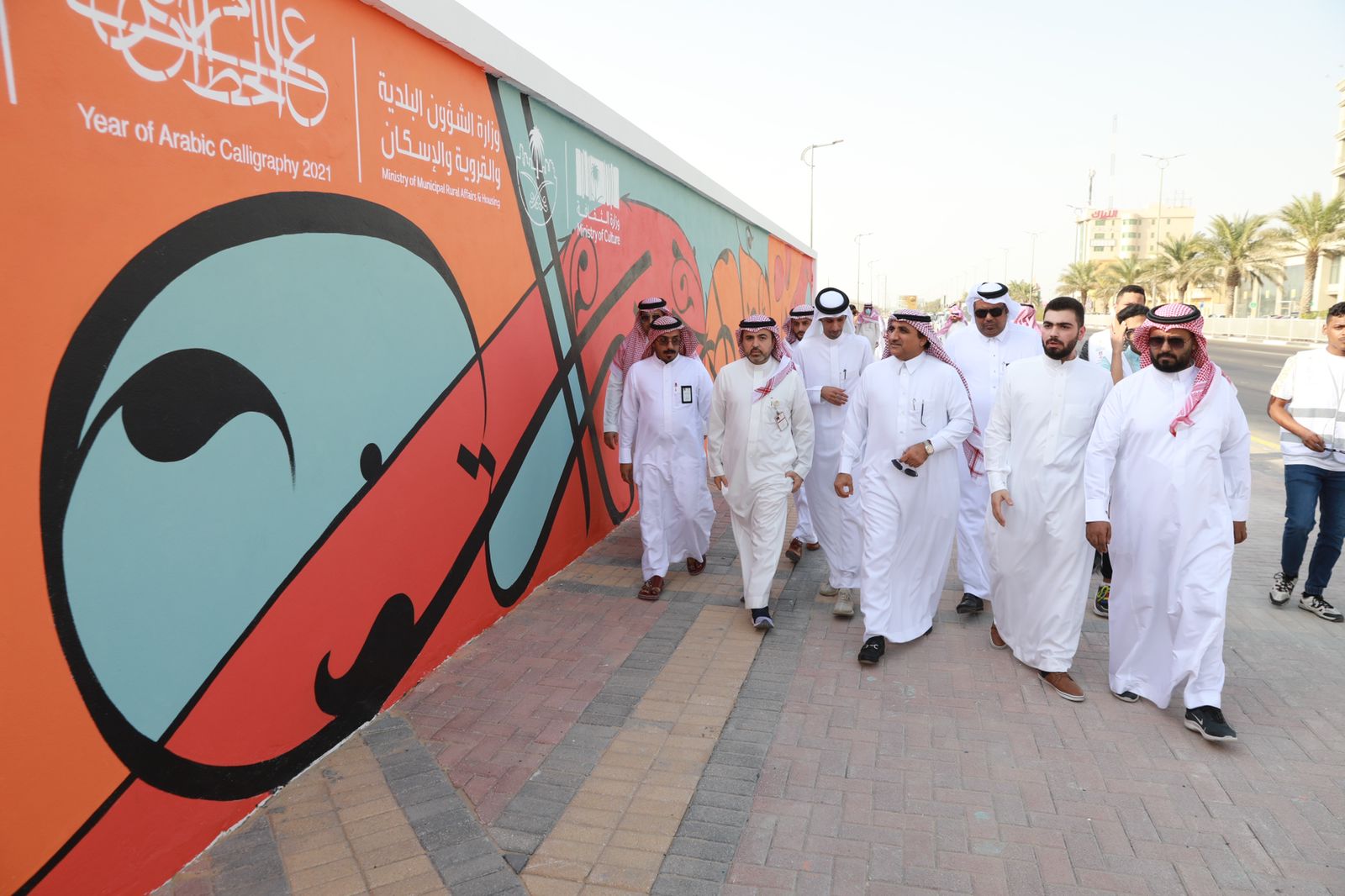 بشراكة مجتمعية بين وزارة الثقافة والشؤون البلدية تنفيذ جدارية "الخط العربي" على مساحة 300 متر  بطريق الملك سلمان في الاحساء 